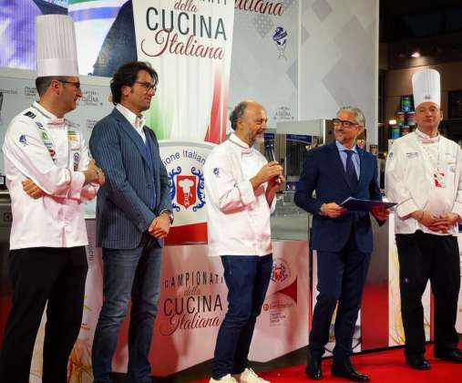 Premiazione dello chef Morena Cedroni ai Campionati della Cucina Italiana 2019, tra il giornalista Massimo Di Cintio e l'addetto stampa Antonio Iacona