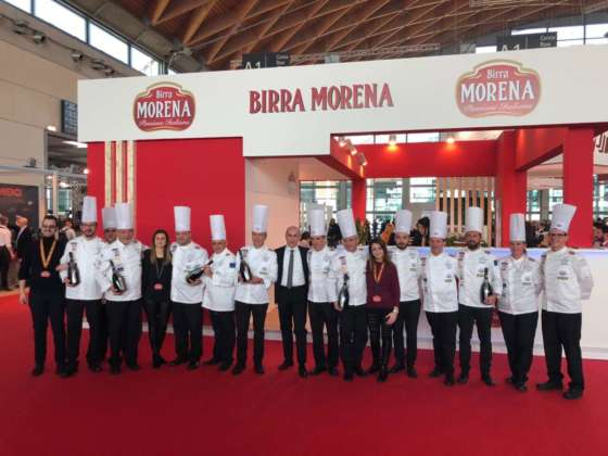 Foto di gruppo degli chef Fic con (al centro) Fabrizio Tarricone, contitolare di Birra Morena